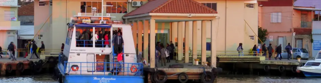 Balsa usada no transporte hidroviário