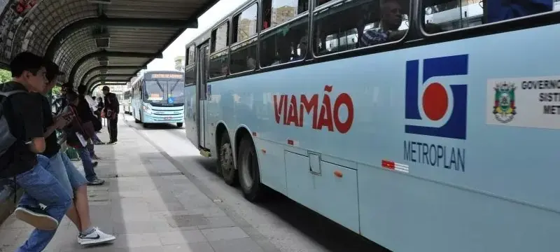 Estudantes na parada de ônibus